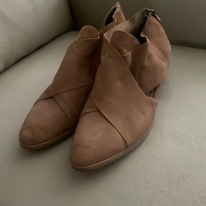 EILEEN FISHER JUAT LIKE NEW